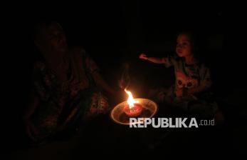 Bertahan di Tengah Gelap, Warga Aceh dan Sumbar Andalkan Lilin untuk Penerangan