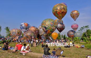 Warna-warni Balon Tradisional Hiasi Langit Candi Ngawen