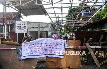 Warga Lenteng Agung Tolak Pengosongan Lahan oleh TNI AD