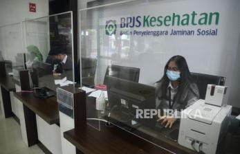 Petugas melayani peserta BPJS Kesehatan dengan tanpa tatap muka di Kantor BPJS Kesehatan cabang Jakarta Selatan, Jakarta (ilustrasi). BPJS Kesehatan akhirnya mencatatkan kinerja surplus untuk pertama kalinya sejak didirikan pada 2016.Prayogi/Republika.