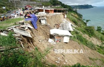 Tebing Jalan Lintas Selatan di Tulungagung Amblas Sepanjang 70 Meter