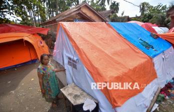 Penyintas Bencana di Padang Pariaman Bertahan Hidup di Tenda Darurat