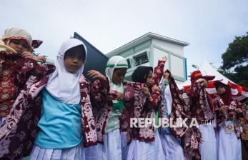 In Picture: Puluhan Ribu Seragam Sekolah Dibagikan Gratis untuk Siswa di Balikpapan
