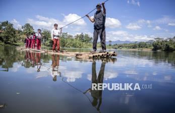 Lapor Pak Dedi, Pelajar di Cililin Terpaksa Berangkat Sekolah Naik Rakit