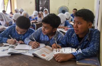 Ruang Kelas Terbatas, Siswa SMP 62 Bekasi Belajar Berdesakan