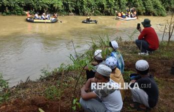 Puluhan Peserta Ikuti Aksi Bersihkan Sampah di Aliran Sungai Cikeas