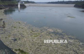 In Picture: Tumpukan Sampah Cemari Kawasan Bendungan Leuwikeris