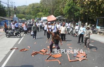 In Picture: Kecewa Dipecat, Pegawai Wisata Bahari Pasir Putih Tutup Jalan Pantura Situbondo