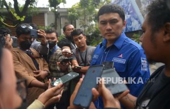 Kepala Badan Komunikasi Strategis DPP Partai Demokrat (PD) Herzaky Mahendra Putra menjawab pertanyaan wartawan usai acara konferesi pers terkait kasus hukum yang menimpa Gubernur Papua yang juga Ketua DPD Partai Demokrat Papua Lukas Enembe di Kantor DPP Partai Demokrat, Jakarta, Kamis (29/9/2022). Partai Demokrat menonaktifkan Lukas Enembe dari jabatan Ketua DPD Partai Demokrat Papua sebagai bentuk konsisten mendukung setiap upaya penegakan hukum termasuk kasus korupsi. Republika/Prayogi.