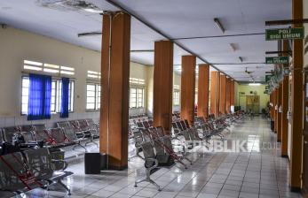 Suasana ruang poliklinik rawat jalan yang sepi di Rumah Sakit Umum Daerah (RSUD) Kabupaten Ciamis, Jawa Barat, Senin (5/10/2020). RSUD Ciamis saat ini tidak melayani pasien atau peserta BPJS Kesehatan untuk poliklinik instalasi rawat jalan dan hanya melayani pasien umum. Hal ini akibat permasalahan rumah sakit dengan pihak BPJS Kesehatan karena klaim pembayaran bulan Maret 2020 belum dibayar lantaran proses administrasi dari pihak rumah sakit telat mengajukannya. (ilustrasi)