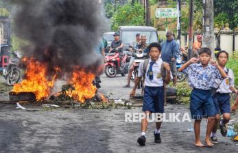 In Picture: Tolak Eksekusi Lahan, Warga Blokade Jalan di Kota Medan