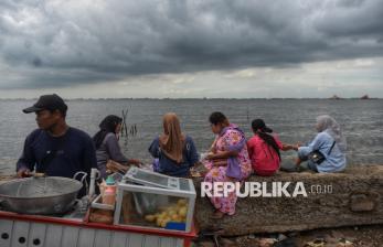 Pantai Maranda Jadi Alternatif Wisata Warga saat Libur Tahun Baru