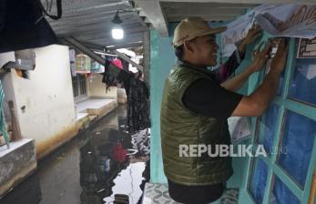 In Picture: Pantarlih KPU Lakukan Coklit di Lokasi Terdampak Rob