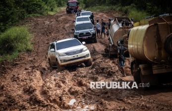In Picture: Rusak Parah, Ruas Jalan Trans Papua Bak Lintasan Offroad