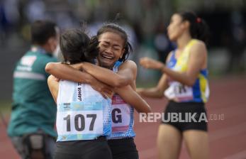 Pelari Jawa Tengah Bektiningsih (kiri) berpelukan dengan rekannya, Florencia A (kanan) usai menang dalam final lari 4x400 meter estafet putri PON Papua di Stadion Atletik Mimika Sport Center, Kabupaten Mimika, Papua, Kamis (14/10/2021). Tim Jawa Tengah meraih medali emas sekaligus memecahkan rekor PON dengan catatan waktu 3 menit 48,12 detik, sementara tim Jawa Barat meraih medali perak dan tim Jawa Timur meraih medali perunggu. 