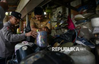 Petugas Gabungan Razia Peredaran Tramadol di Jakarta Barat