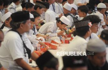 Rahasia Mengapa Rasulullah SAW Begitu Menyayangi Anak Yatim 