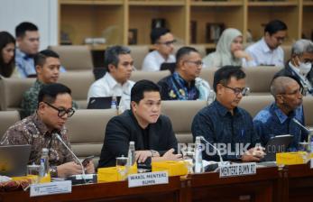 Menteri BUMN Erick Thohir (kedua kiri) didampingi Wakil Menteri BUMN Kartika Wirjoatmodjo (kiri) saat menghadiri rapat kerja bersama Komisi VI DPR RI, di Gedung Nusantara I, Kompleks Parlemen, Jakarta, Senin (4/12/2023). Rapat tersebut membahas tentang laporan dan evaluasi pelaksanaan kinerja BUMN tahun 2023, evaluasi capaian kinerja BUMN Tahun 2023 dan rencana aksi pembinaan BUMN tahun 2024.