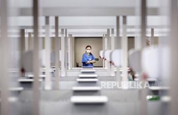 Seorang karyawan NHS memeriksa ruang vaksinasi di pusat vaksinasi massal Elland Road di Leeds, Inggris, Senin 8 Februari 2021. Vaksin AstraZeneca digunakan di Leeds dan secara luas di Inggris meskipun Afrika Selatan telah menangguhkan rencana untuk menggunakannya untuk Petugas kesehatan garis depan setelah uji klinis kecil menunjukkan bahwa itu mungkin tidak efektif melawan varian virus korona Afrika Selatan.