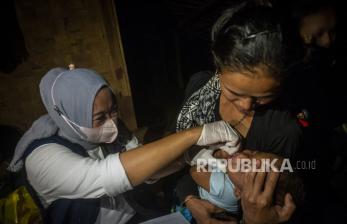 Bidan Puskesmas Cisimeut memberikan vaksin polio kepada seorang anak Suku Baduy di Kampung Cisadane, Lebak, Banten, Jumat (26/8/2022) malam. Program Bulan Imunisasi Anak Nasional (BIAN) di kawasan pedalaman Baduy tersebut dilaksanakan hingga malam hari agar anak dan ibu Suku Baduy mau mengikuti kegiatan pemberian imunisasi untuk meningkatkan kesehatan serta mencegah berbagai penyakit. 