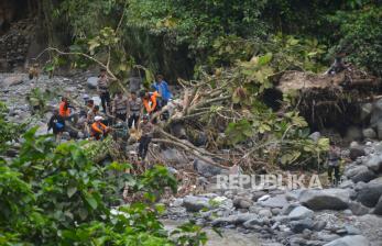 Proses Pencarian Korban Banjir Bandang di Lembah Anai