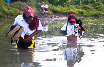 Siswa SD Mengarungi Sungai untuk Raih Pendidikan