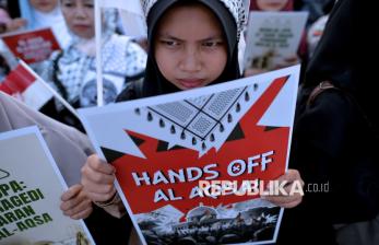 Peringati 57 Tahun Pembakaran Al-Aqsa, Massa Gelar Aksi di Depan Kedubes AS