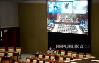 Anggota DPR mengikuti Rapat Paripurna DPR ke-24 Masa Persidangan V Tahun Sidang 2022-2023 di Kompleks Parlemen, Senayan, Jakarta, Selasa (23/5/2023). Rapat Paripurna tersebut beragendakan penyampaian pandangan fraksi atas Kerangka Ekonomi Makro dan Pokok-Pokok Kebijakan Fiskal (KEM dan PPKF) RAPBN Tahun Anggaran 2024.