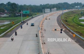 Warga mengendarai sepeda motor melintasi ruas jalan Tol Serang-Rangkasbitung di Kabupaten Serang, Banten, Senin (22/2/2021). Badan Pengatur Jalan Tol (BPJT) mencatat progres pembangunan jalan Tol Seksi 1 Serang-Rangkasbitung sepanjang 26,50 km telah mencapai 88,34 persen dan siap dioperasikan untuk mendukung arus mudik Lebaran 2021. 