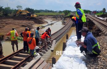 In Picture: Diterjang Banjir Susulan, Jalur Kereta Api di Grobogan Kembali Amblas 