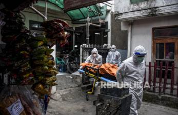 Petugas Public Safety Center 119 (PSC 119) bersama warga mengevakuasi jenazah menggunakan prosedur tetap (Protap) Covid-19 di Jalan Pasir Kaliki Tengah, Coblong, Kota Bandung, Kamis (5/8). Data dari Public Safety Center 119 selama penerapan PPKM Level 4 di Kota Bandung, pelayanan serta penanganan kasus Covid-19 yang ditangani cenderung menurun atau hanya 5 kasus per hari dibandingkan dengan bulan lalu yang bisa mencapai 30 kasus per hari. Sementara data dari situs covid19.bandung.go.id hingga (4/8) pukul 19.05 WIB, tercatat kasus terkonfirmasi Covid-19 sudah mencapai 38.318 kasus dan angka kematian akibat Covid-19 sebanyak 1.286 kasus sementara jumlah pasien yang dinyatakan sembuh sebanyak 30.181 kasus. Foto: Republika/Abdan Syakura