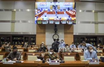 Menteri Hukum dan HAM Yasonna Laoly (tengah) bersama Wakil Menteri Hukum dan HAM Edward Omar Sharif Hiariej (kanan) dan Wakil Jaksa Agung Setia Untung Arimuladi (kiri) bersiap mengikuti rapat kerja dengan Komisi III DPR di Kompleks Parlemen, Senayan, Jakarta, Senin (6/12/2021). Rapat tersebut membahas pengambilan keputusan tingkat I RUU tentang Kejaksaan. 