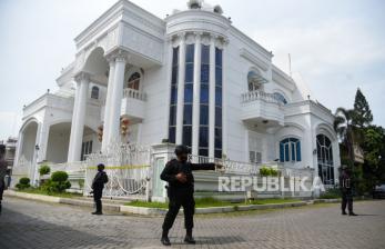 Personel Brimob Polda Sumut berjaga saat kegiatan penyitaan sejumlah aset milik tersangka bandar judi daring Apin BK di Komplek Cemara Asri, Percut Sei Tuan, Deli Serdang, Sumatera Utara, Selasa (18/10/2022). Setelah sempat melakukan penyitaan pada Senin (17/10), Polda Sumut kembali menyita lima aset milik Apin BK berupa dua unit rumah mewah, dua unit 