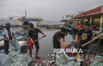 Peduli Lingkungan, Anak Muda Bersihkan Sampah Plastik di Kampung Nelayan Ternate