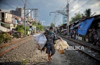 Warga beraktivitas di pemukiman bantaran rel kereta api di kawasan Petamburan, Jakarta, Kamis (1/9/2022). Pemerintah berencana akan menyalurkan bantuan sosial sebagai pengalihan subsidi BBM sebesar Rp24,17 triliun guna meringankan beban masyarakat ditengah tekanan berbagai kenaikan harga.  