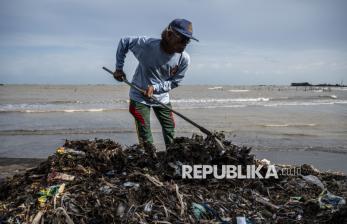 Aksi Bersih Sampah Laut Digelar di Pantai Tambak Lorok
