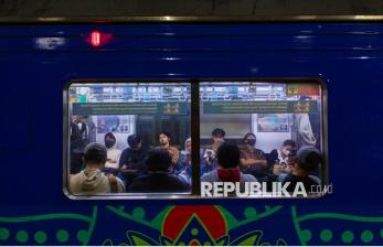 Di Balik Lelahnya Malam, KRL Mengantar Pekerja Pulang