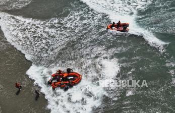 Proses Evakuasi Dua Wisatawan yang Tenggelam di Pantai Taipa
