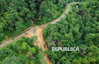 Penampakan Jalan Cipanas-Citorek yang Terputus Akibat Longsor