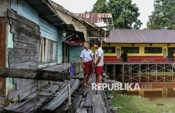 In Picture: Asa Siswa SD Negeri 1 Petuk Katimpun Menanti Sekolahnya Diperbaiki