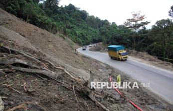 In Picture: Pasca Longsor, Jalur Medan-Berastagi Sudah Bisa Dilalui Kendaraan