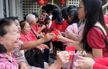 In Picture: Intip Keseruan Tradisi Bagi-Bagi Angpau Saat Tahun Baru Imlek