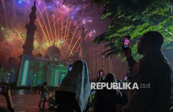 In Picture: Pertunjukan Kembang Api Meriahkan Republika Hijriah Food Festival 2025