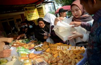 Warga berburu makanan untuk berbuka puasa (takjil) di Pasar Takjil Bendungan Hilir (Benhil), Jakarta. Anggota Komisi VIII Bidang Keagamaan DPR, Achmad mendesak pemerintah untuk mengevaluasi surat edaran yang melarang pejabat melakukan kegiatan buka puasa bersama dengan alasan masih transisi pandemi ke endemi. Jika perlu edaran itu dicabut.
