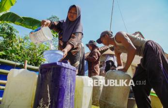 Kekeringan Meluas, Warga Lumajang Mulai Terima Bantuan Air Bersih