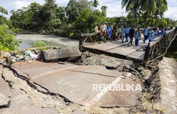 Jembatan Siriwini Ambles Akibat Gempa yang Mengguncang Nabire
