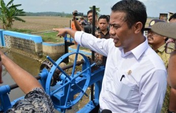   Menteri Pertanian Amran Sulaiman meninjau sarana irigasi persawahan saat melakan kunjugan kerja ke tiga wilayah di Jawa Tengah, yakni Pekalongan, Tegal dan Brebes.  (foto : Wisnu Aji Prasetiyo)