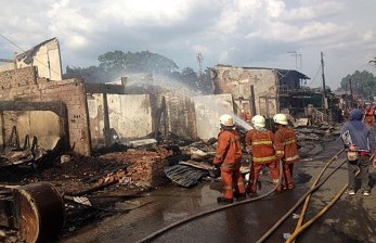 Perumahan Padat Penduduk di Tebet Kebakaran, 24 Damkar Dikerahkan