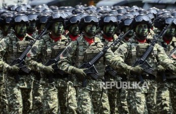  Solusi atas Papua tak hanya militerisme tetapi juga nirmiliter. Ilustrasi defile militer 