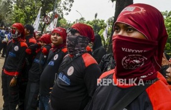 Sejumlah buruh yang tergabung dalam Konfederasi Serikat Pekerja Indonesia (KSPI). (ilustrasi)